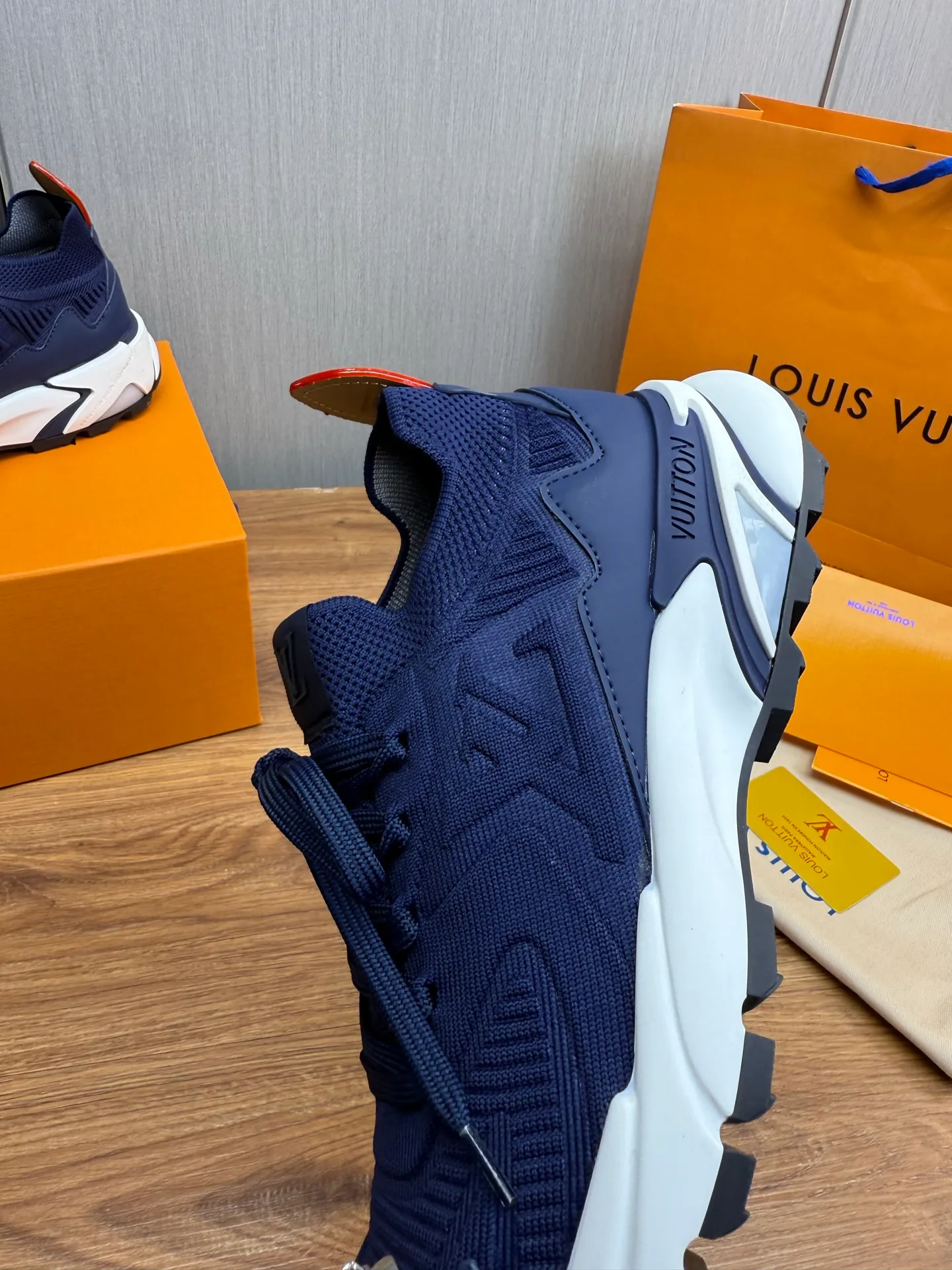 Men's Men's Shoes 580💰 🌈LV | Louis Vuitton 2025 LV Louis Vuitton L House Donkey Brand Latest Olympia Series Couple Style Silver Horn King Casual Sports Shoes Running Shoes This LV Olympia sports shoe combines mesh fabric and metallic synthetic leather and other technical fabrics to reinterpret the classic running shoe design with a neat and simple design. Lightweight EVA outsole provides a stretchy fit. Rich details such as Monogram embossing and LV letters establish recognition. Exquisite packaging at the delivery counter 🛍📦 ▪️Fabric: original imported technical fabric + mesh ▪️Inner lining: original customized breathable mesh ▪️Sole: original molded rubber foam material ▪️Sole thickness: 3.5CM ▪️Size: 38-44 yards